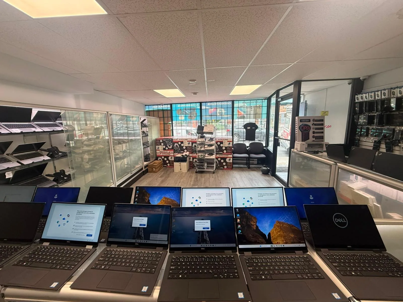 Ordinateurs portables présentés dans la boutique OrdiPro Solutions
